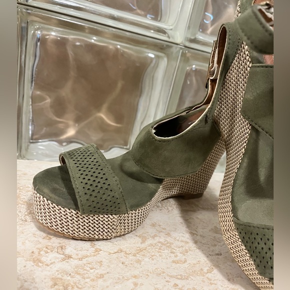 Beautiful - Picture 2 of 2